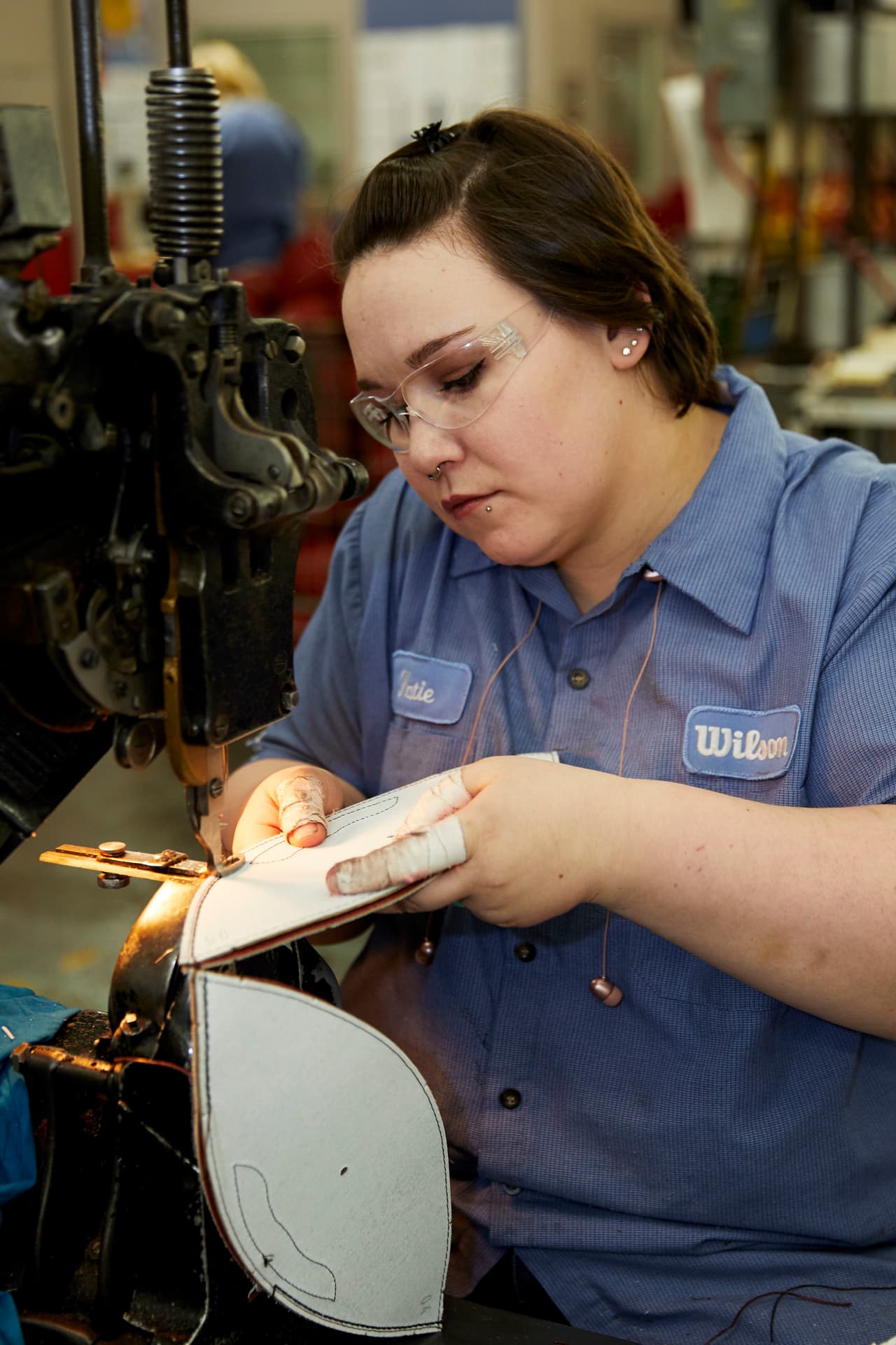 La fabricación de los balones tiene la confección de sus materiales de manera muy cuidadosa, de forma que solo sean protagonistas por cómo sean manipulados en la cancha y no por otros detalles.