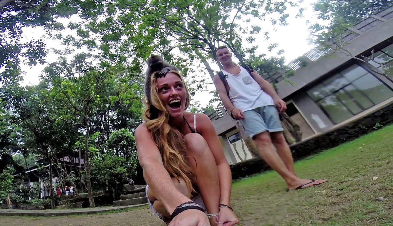 Le dieron un par de plátanos que se comió con gusto.