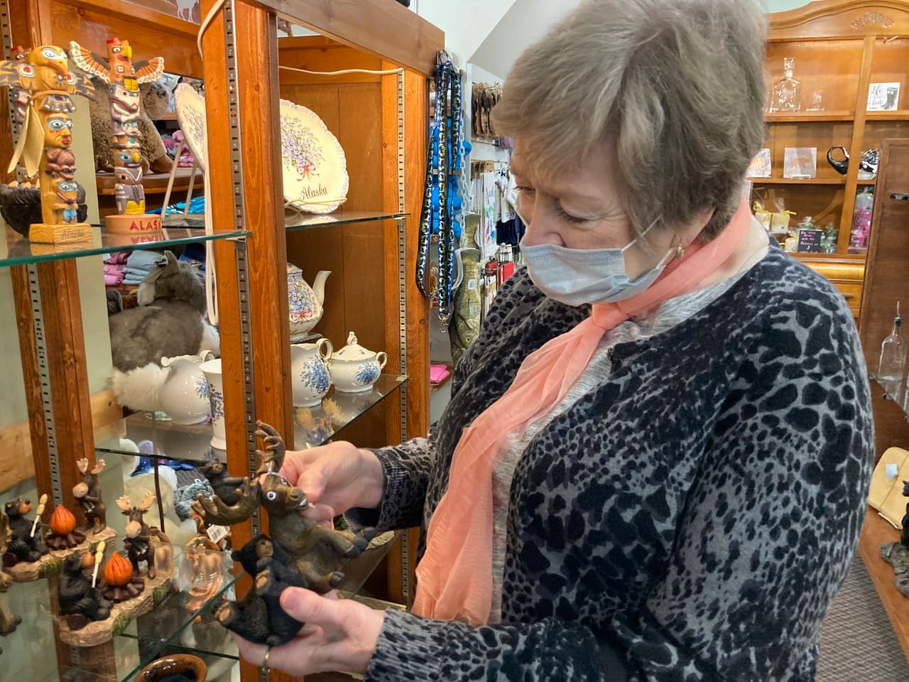 <b>Puesto 3: Alaska.</b> Su beneficio semanal promedio de 261 dólares representa solo el 28.2% del salario semanal promedio del estado. Casi el 45% de los trabajadores solicitaron desempleo desde mediados de marzo hasta el 11 de julio, el tercero más alto del país. Alaska reportó una tasa de desempleo del 12.4% en junio de 2020 (la 11º más alta). 
<br>