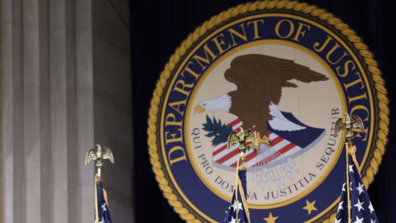 Siete acusados por fraude de devolución de impuestos en más de $100 millones de dólares 