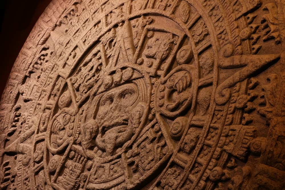 En cambio, el horóscopo azteca fue elaborado matemáticamente de acuerdo al cálculo del tiempo, tal como se puede apreciar en su famoso calendario. Dentro de un mes, cada fecha es un signo distinto, un ejemplo es el signo del caimán, primer signo de este zodiaco occidental, que empieza el 4 de enero y la fecha que le continúa al día siguiente, el día 5 de enero es el signo de la casa, tercer signo zodiacal.