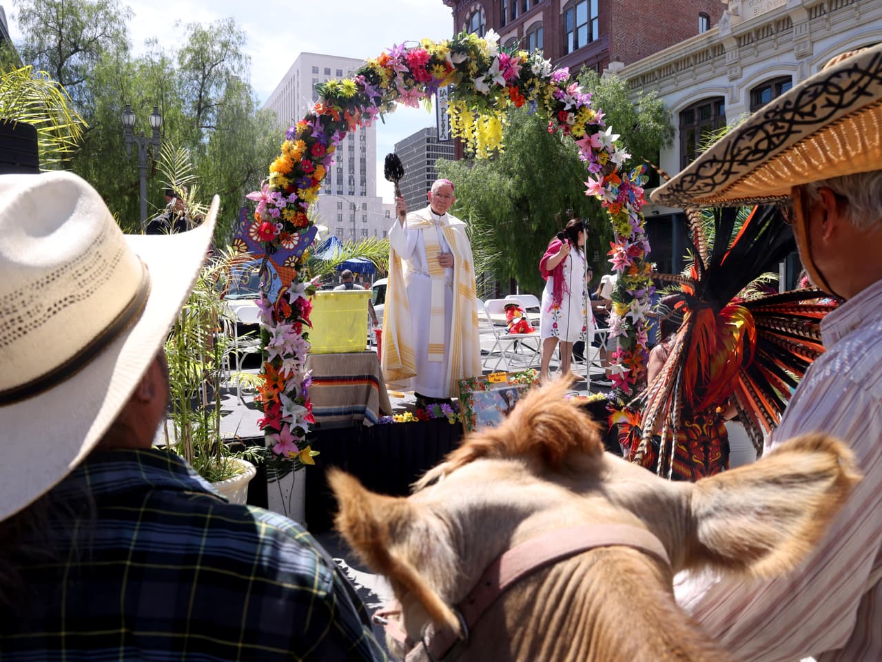 <b>Una vaca, como símbolo de abundancia </b>y "fortaleza para el año", abrió la procesión previa a la Bendición de los Animales en la calle Olvera, en Los Ángeles.
<br>Poco después, el arzobispo Gómez lideró a los asistentes en
<b> la siguiente oración colectiva</b>: 
<br>"Dios mío, 
<b>tú que has creado todas las cosas con sabiduría</b> y nos has confiado el cuidado de todos los seres vivos, extiende tu diestra y concede a estos animales, criaturas creadas por tu mano, 
<b>que gocen de salud y seguridad</b>.
<br>
<b>Y que siempre los tratemos con bondad y gratitud</b>. 
<br>Que recuerden también la belleza de tu creación y nos guíen a alabarte en todas tus obras".