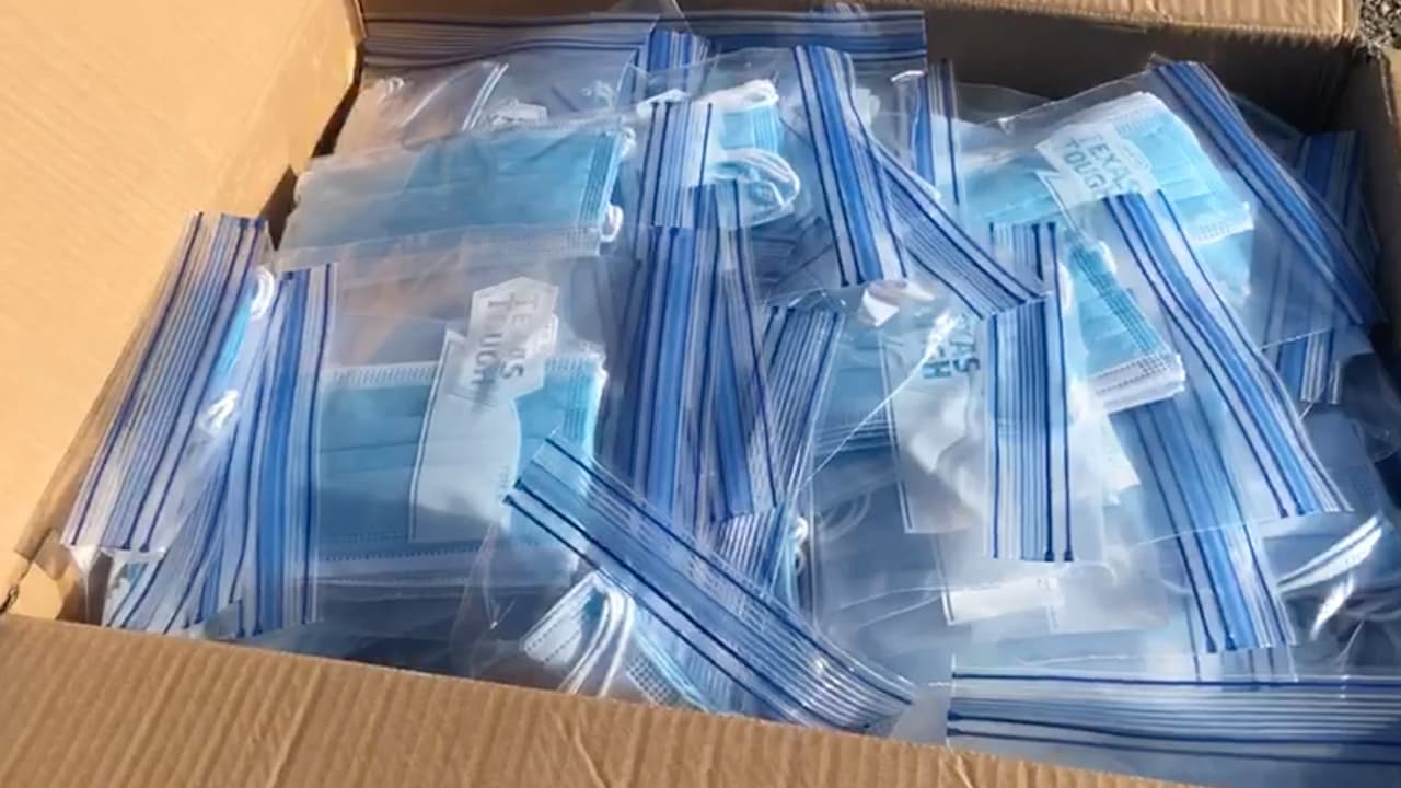 Este lunes están distribuyendo mascarillas gratis a la comunidad para prevenir el
<a href="https://www.univision.com/temas/coronavirus">coronavirus</a>.