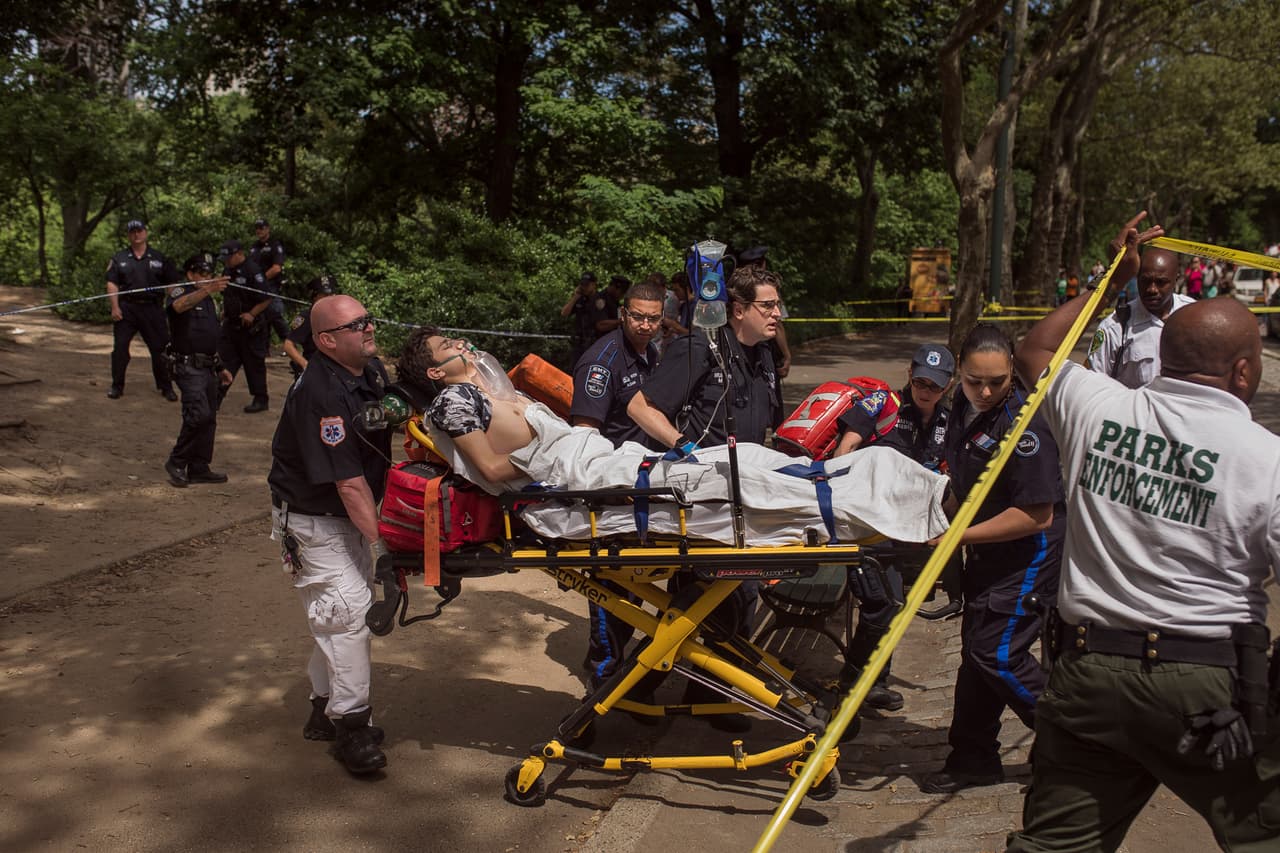 El hombre herido es llevado a una ambulancia en Central Park