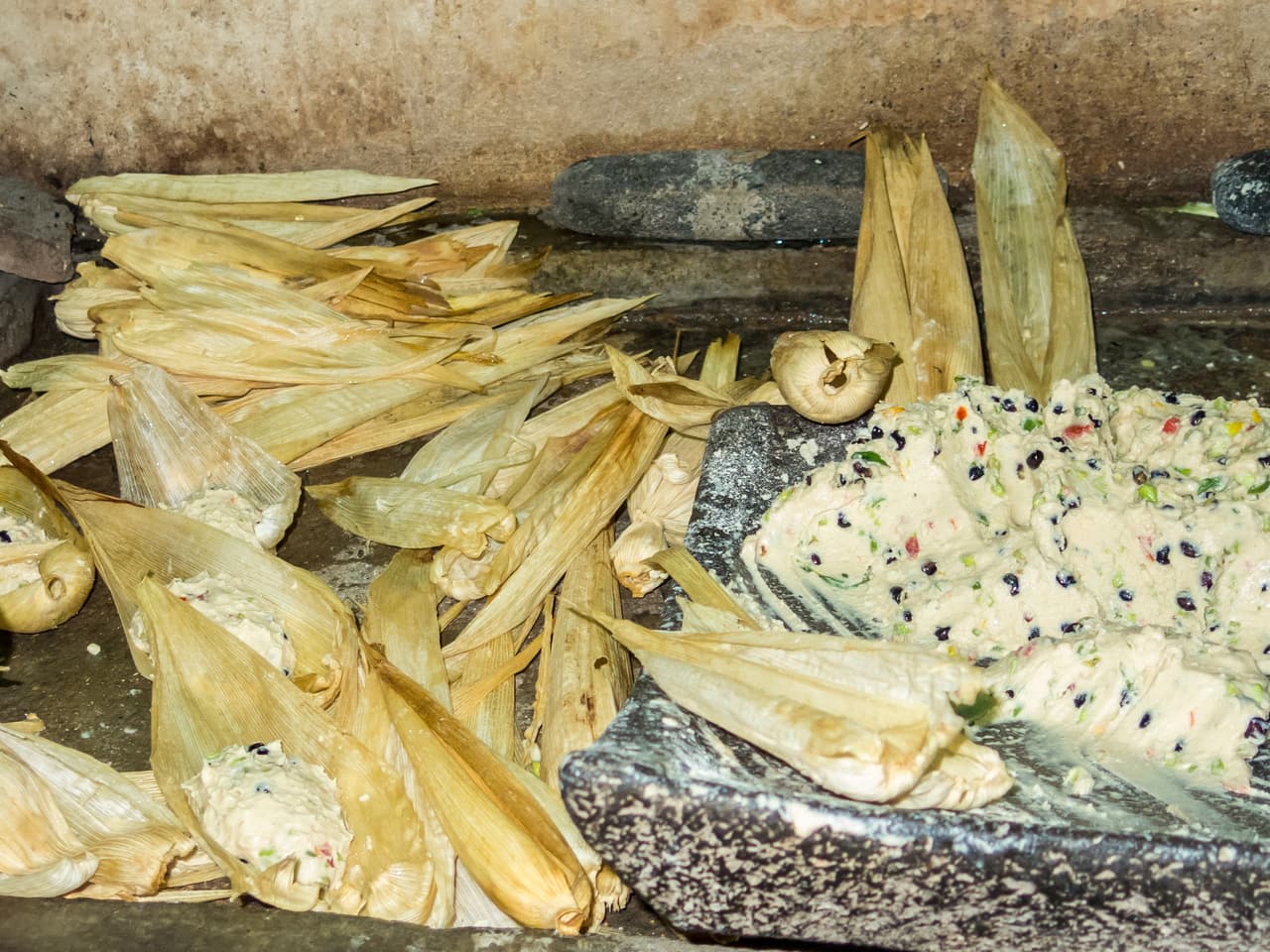 Uno de los más recurrentes es que nunca debe haber un niño llorando durante la cocción y las mujeres tristes o enojadas no se deben involucrar en la preparación. Si esto pasa, la masa no esponja y los tamales no resultan.