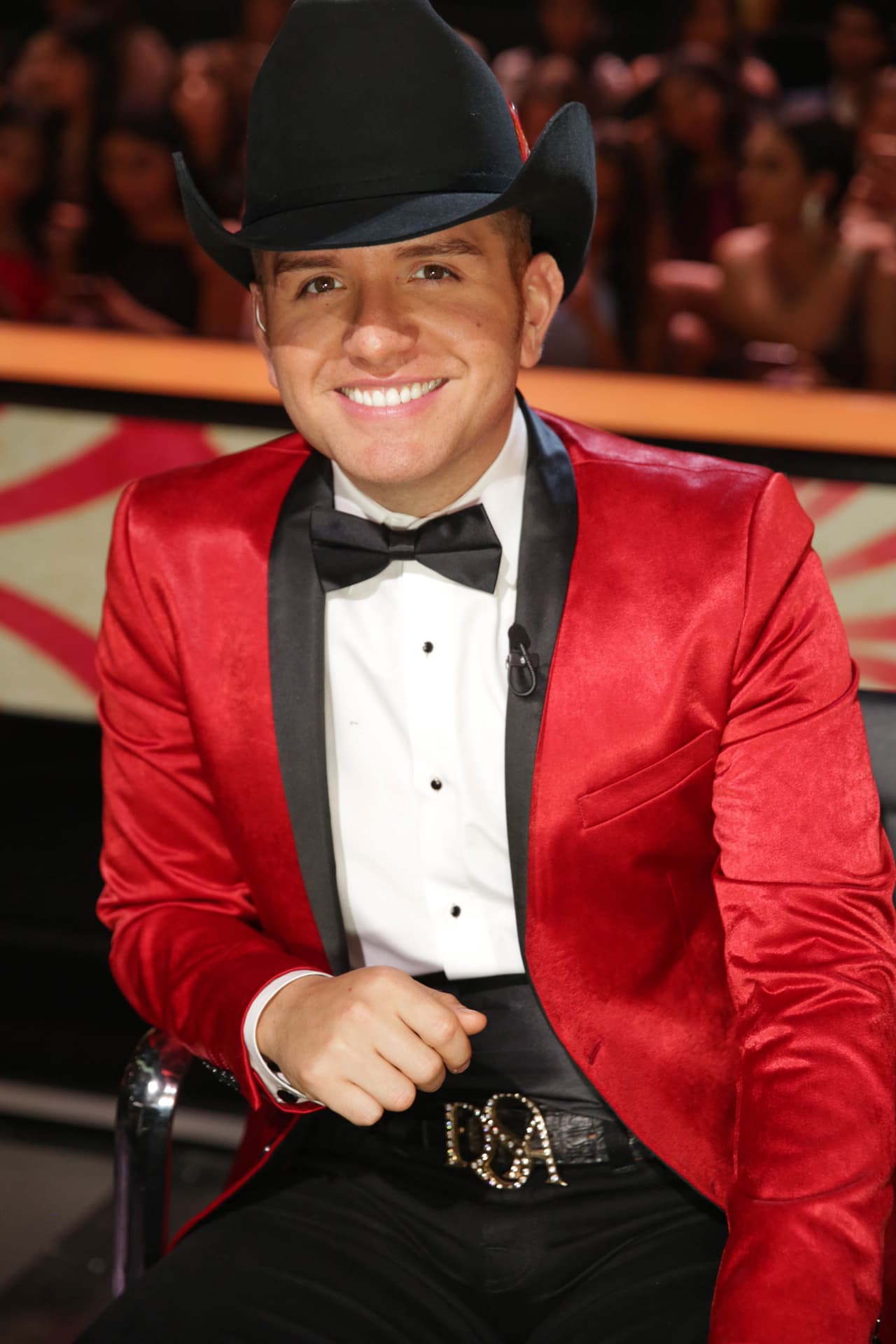 Para la séptima gala de Nuestra Belleza Latina, el cantante se puso en la piel de un mago.