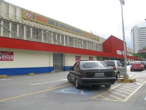 12. EXTRA. Con origen en Brasil, estas tiendas de conveniencia se estima que valen 263 millones de billetes verdes. (Imagen tomada de Twitter).