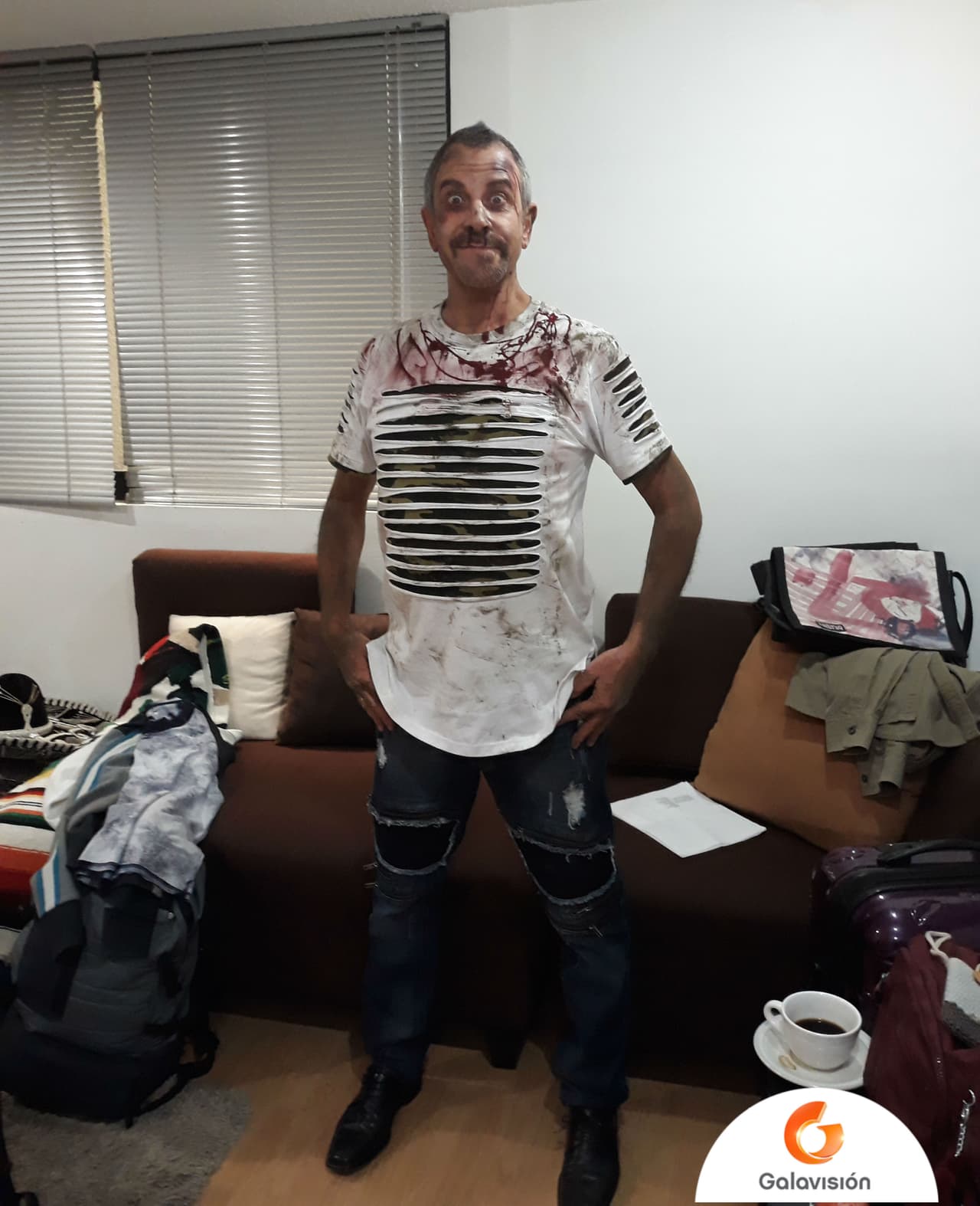 Ricardo Silva fue el actor invitado para dar vida a ‘Yeison tres machetes’ y como parte de su caracterización, se utilizó un poco de pintura para simular la sangre de sus “víctimas”.
<br>