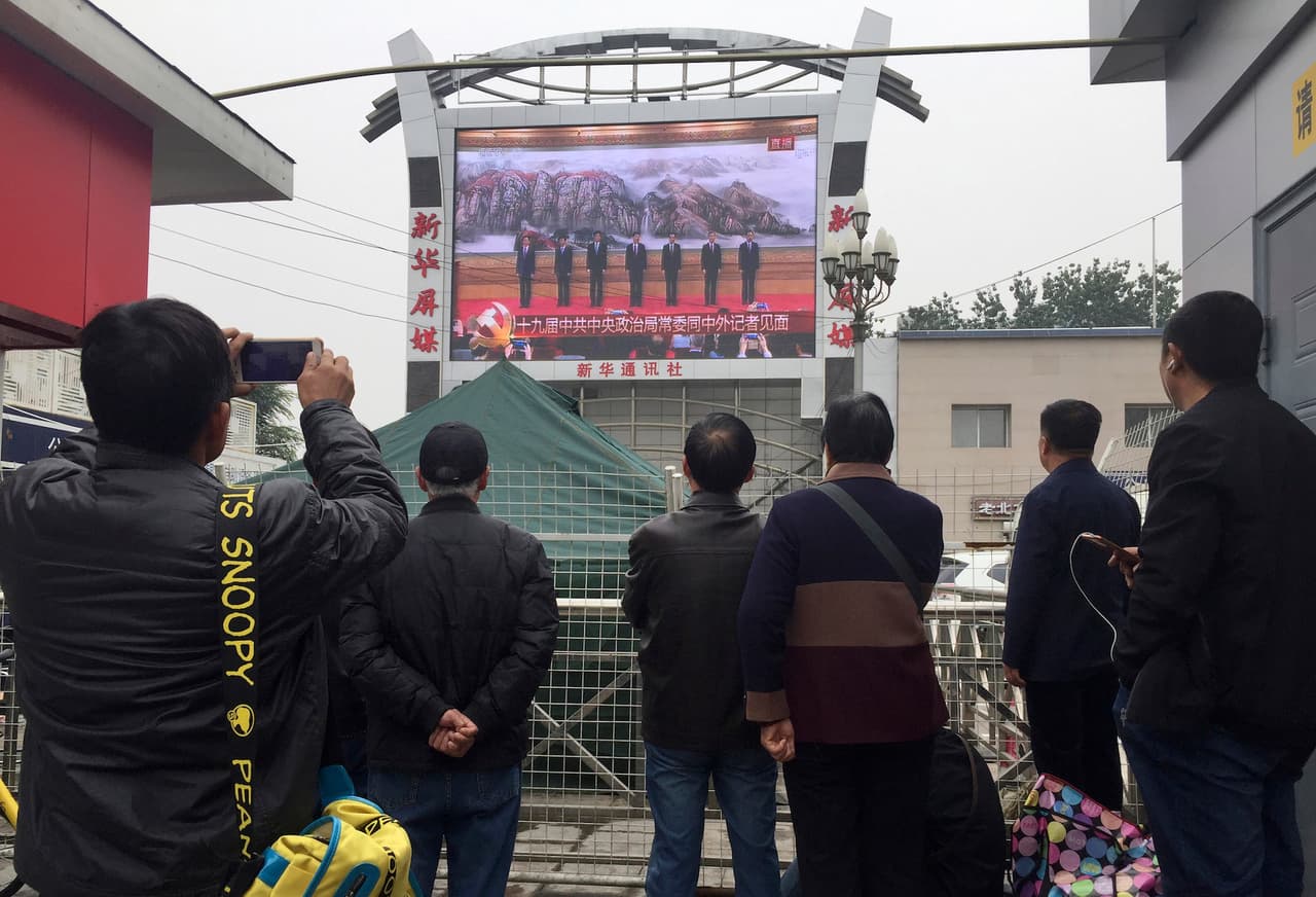 Desde monitores instalados en las calles de Pekín los ciudadanos se informaron sobre la ratificación por otro período del presidente Xi Jinpin y los miembros del nuevo buró político.