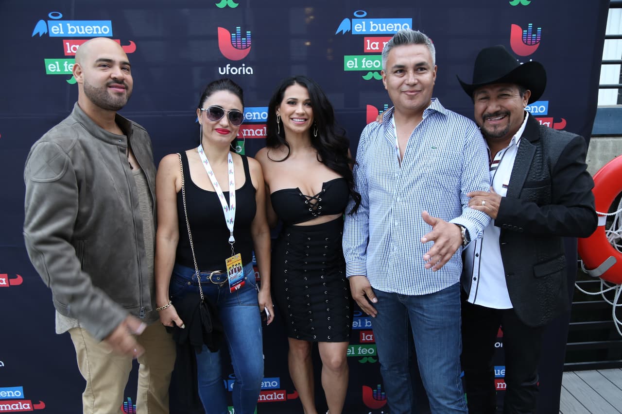 Raúl 'El Pelón', Carla Medrano y El Feo premiaron a sus oyentes con una noche inolvidable al lado de Calibre 50 en un bote privado.