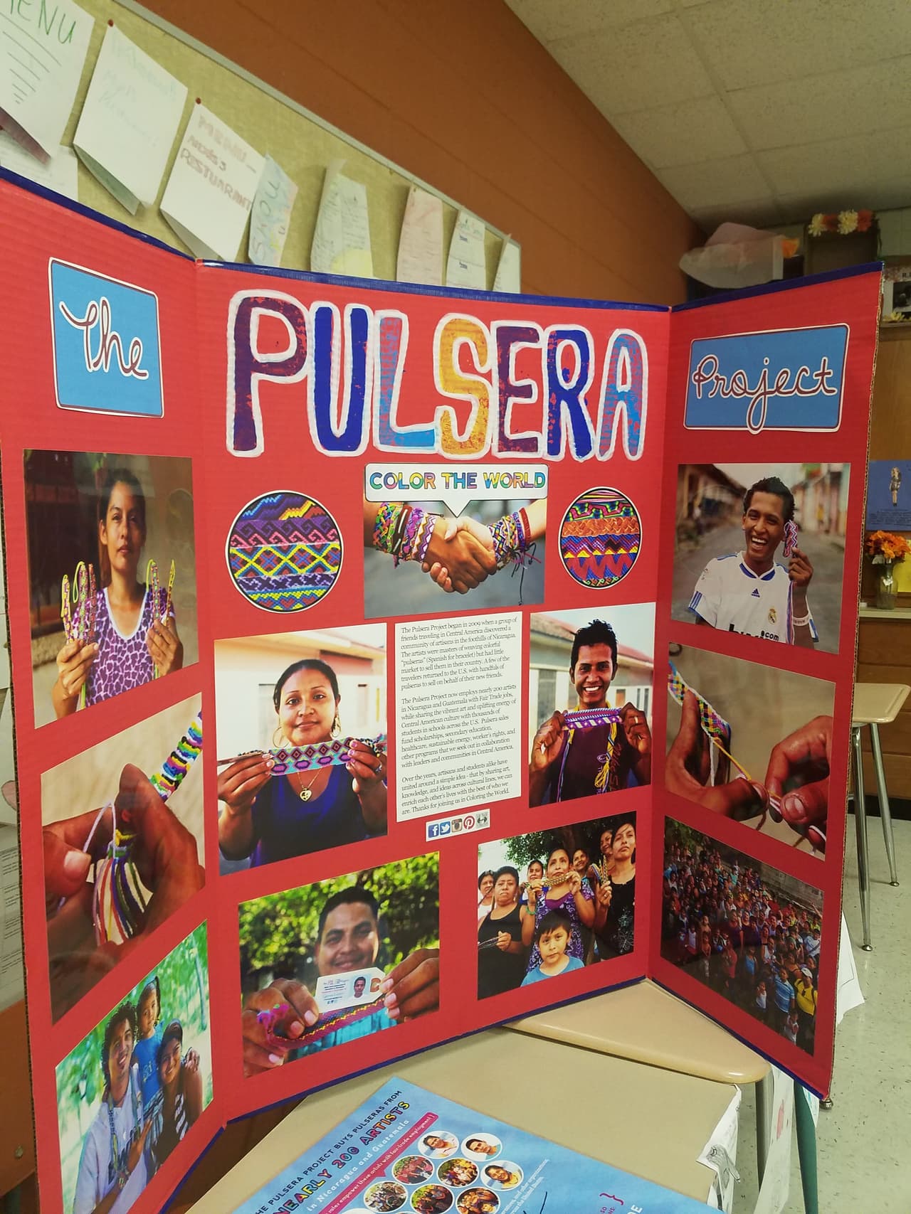 Estas coloridas pulseras y bolsas son hechas por artesanos nicaragüenses y guatemaltecos.