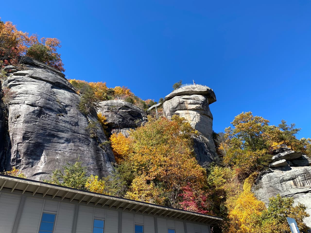 También cuenta con instalaciones, incluidas áreas junto al río, exhibiciones interpretativas y tiendas de regalos.