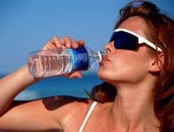 <b>Manténgase hidratado</b>: Como los bañistas pueden sobrecalentarse por sentarse bajo el sol directo durante horas seguidas, las enfermedades relacionadas con el calor son un problema bastante común; las personas a menudo pueden desmayarse por falta de agua y / o por no refrescarse adecuadamente. Se aconseja a los bañistas que se mantengan bien hidratados (¡no con bebidas alcohólicas!), y que usen una sombrilla de playa como sombra.