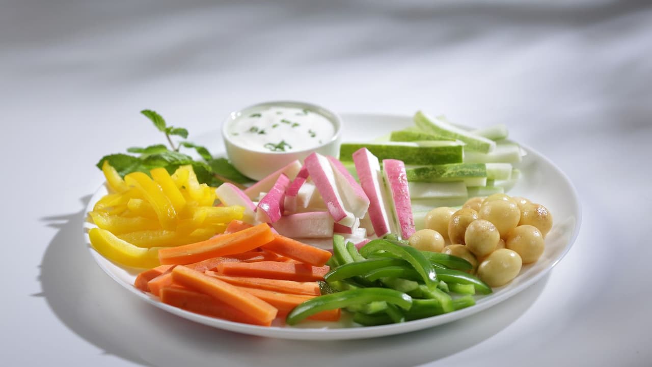<b>Crudités</b>: Hay algo en el chasquido de morder una verdura fresca y cruda servida en una cama de hielo. Los crudités servidos con un aderezo saludable son un clásico del verano y son tan saludables como parece. Intente mezclar tomates o rábanos con estándares como apio, zanahoria y pepino.