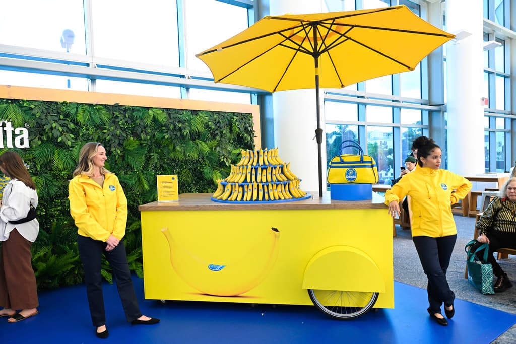 Un puesto que ofrece bananas Chiquita gratis a los asistentes a la feria se exhibe durante Art Basel Miami Beach.