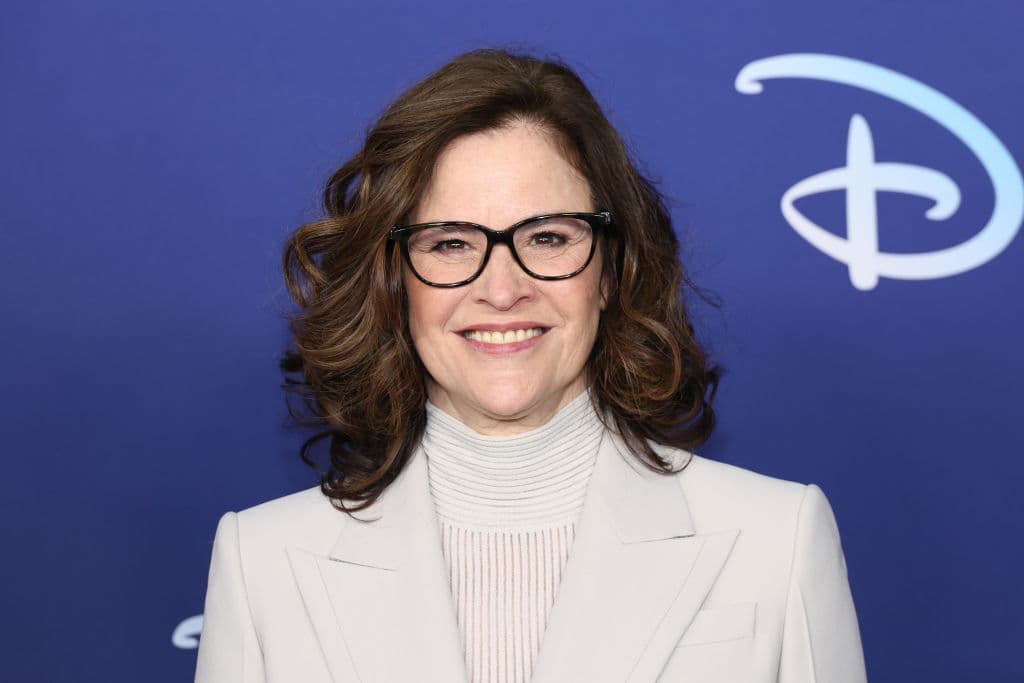 En años recientes, Ally Sheedy participó en varios episodios de 'CSI', 'Kyle XY' y 'Psych'. En el 2022 regresó a la televisión en la serie 'Freeform Single Drunk Female'. Estuvo casada con el también actor David Lansbury, desde 1992 hasta el 2008, con quien tuvo un hijo llamado Beckett.