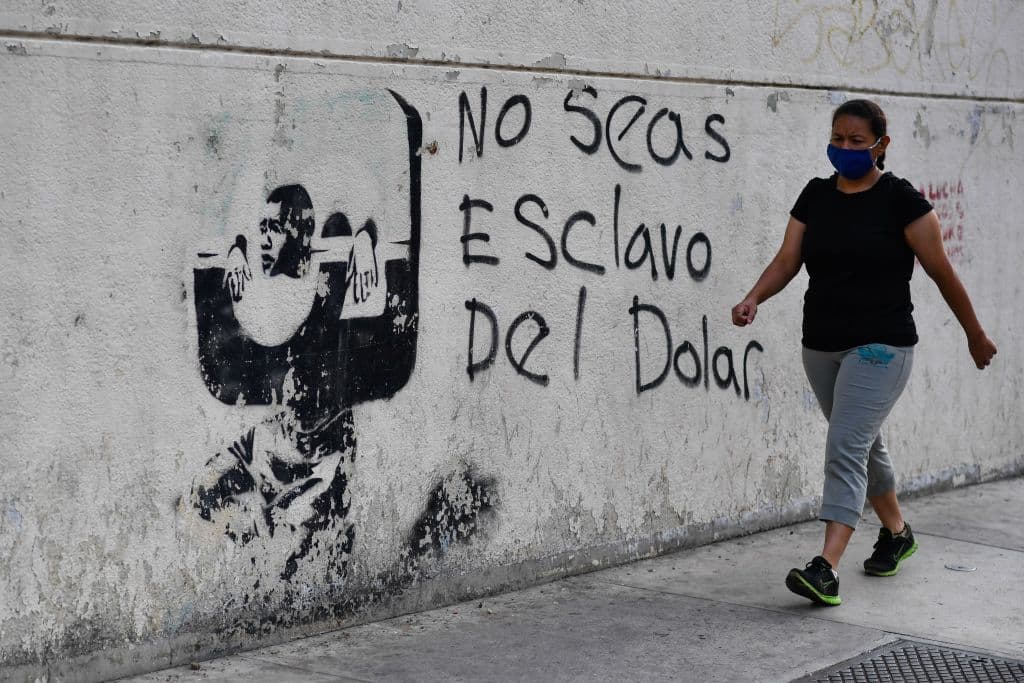 "No seas esclavo del dólar", se lee en una pintada en una calle de Caracas.