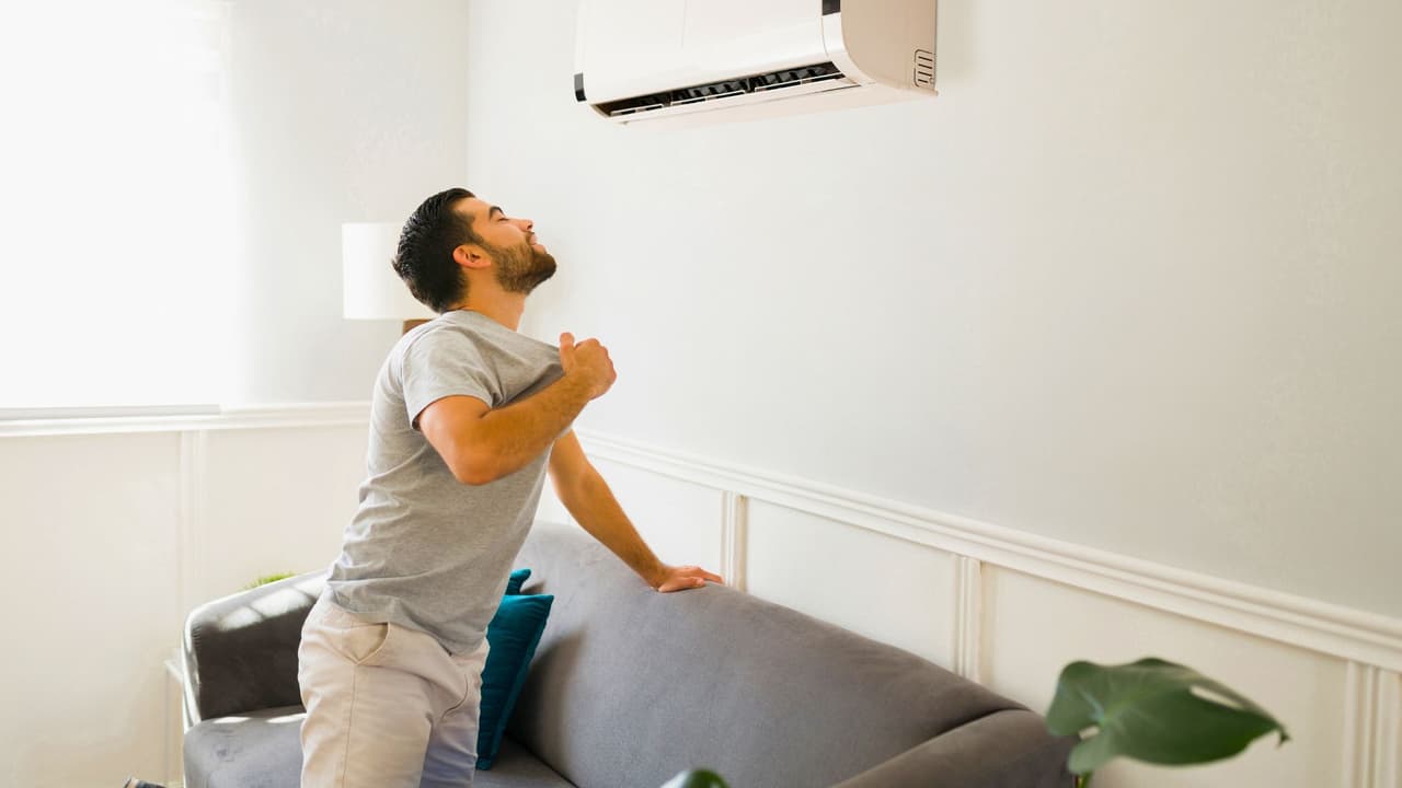 <h3 class="cms-H3-H3">¿Qué pasa si apagas el aire todo el día? </h3>
<br>Aunque apagar el aire acondicionado parezca una buena forma de ahorrar, encenderlo de nuevo en la tarde, cuando la casa ya está a más de 90 °F, puede ser contraproducente. 
<b>El sistema tiene que trabajar mucho más para enfriar paredes, muebles, techos y el aire caliente acumulado durante horas.</b> “Ese sobreesfuerzo
<b> puede hacer que gastes incluso más energía que si lo hubieras dejado prendido con el termostato alto</b>,” advierte 
<a href="https://www.energy.gov/" target="_blank">el Departamento de Energía de Estados Unidos.</a>
<br>En otras palabras: 
<b>lo barato puede salir caro, especialmente si vives en una casa con poco aislamiento o muchas ventanas que reciben sol directo.</b>