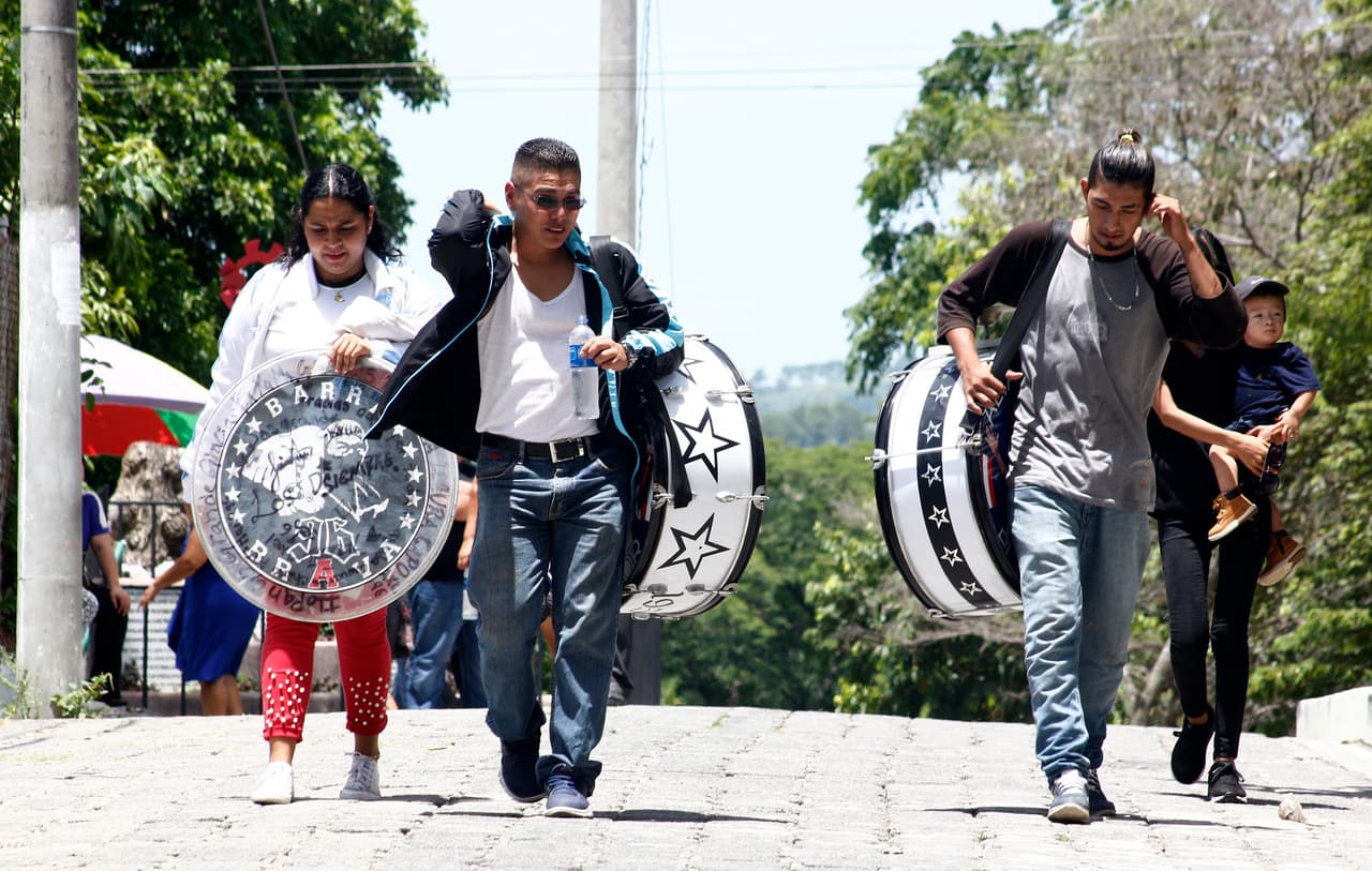 Familiares y amigos de la familia llgando a la ceremonia. El entierro comenzó el lunes a las 10:00 de la mañana, hora local.