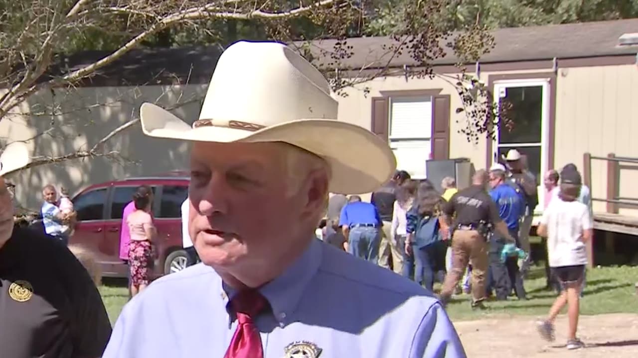 El sheriff del condado Grimes, Don Sowell, indicó que el encontrar a 
<b><a href="https://www.univision.com/local/houston-kxln/buenas-noticias-esta-vivo-encuentran-a-christopher-ramirez-el-nino-de-3-anos-desaparecido-en-texas-video">Christopher fue una gran emoción</a></b> y aunque el menor ya está en casa a salvo, el caso no está cerrado, le investigación continúa.