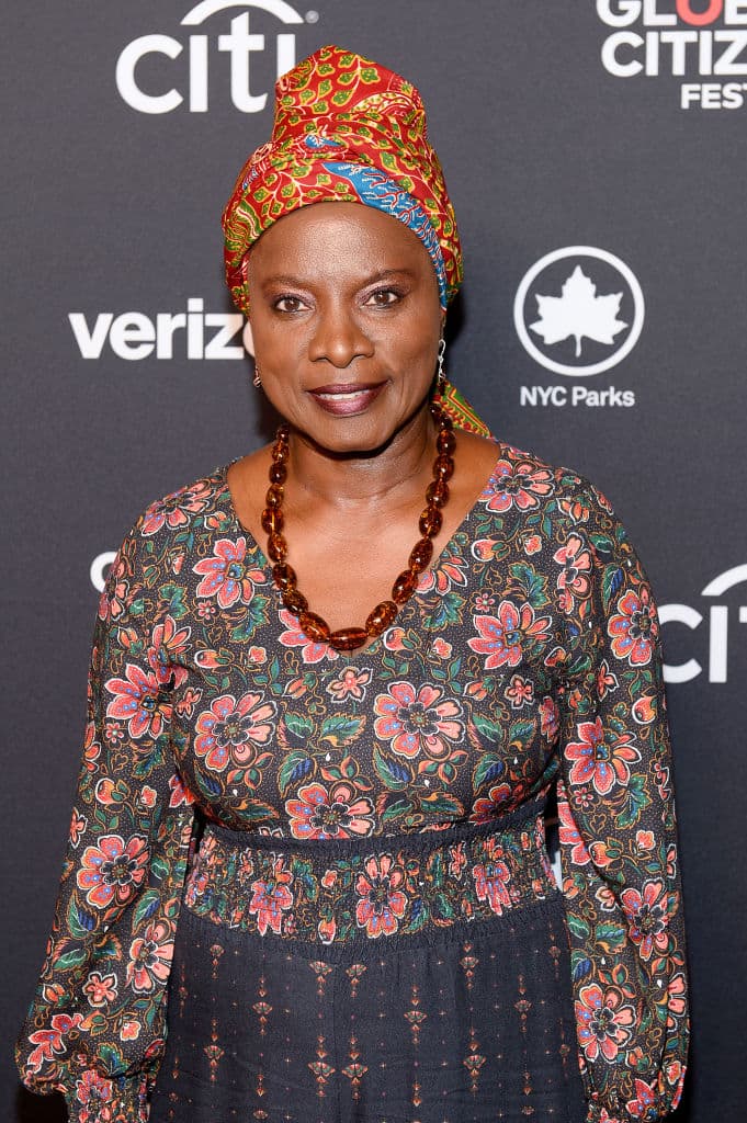 La artista africana Angélique Kidjo grabó una nueva versión en español de 'La vida es un carnaval (Rollo Tomasi Remix)', éxito de Celia Cruz. 
<br>