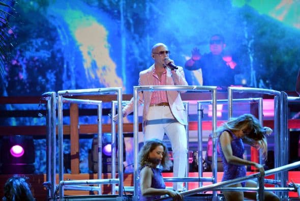 Pitbull siempre llega muy bien vestido y súper combinado.