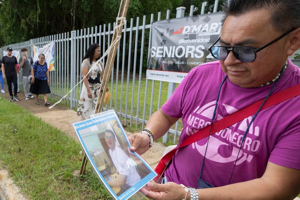 Organizaciones y emprendedores locales han lanzado recorridos temáticos inspirados en el artista, como “Debí correr más bici” o “Café con Ron”, que incluyen talleres de música y gastronomía tradicional, destinando los ingresos a proyectos comunitarios y generando empleo e interés cultural.