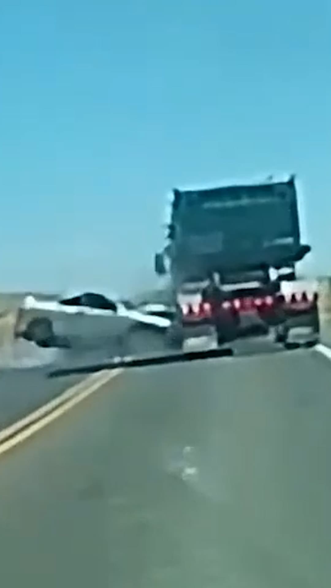 Choca con un tráiler en la carretera