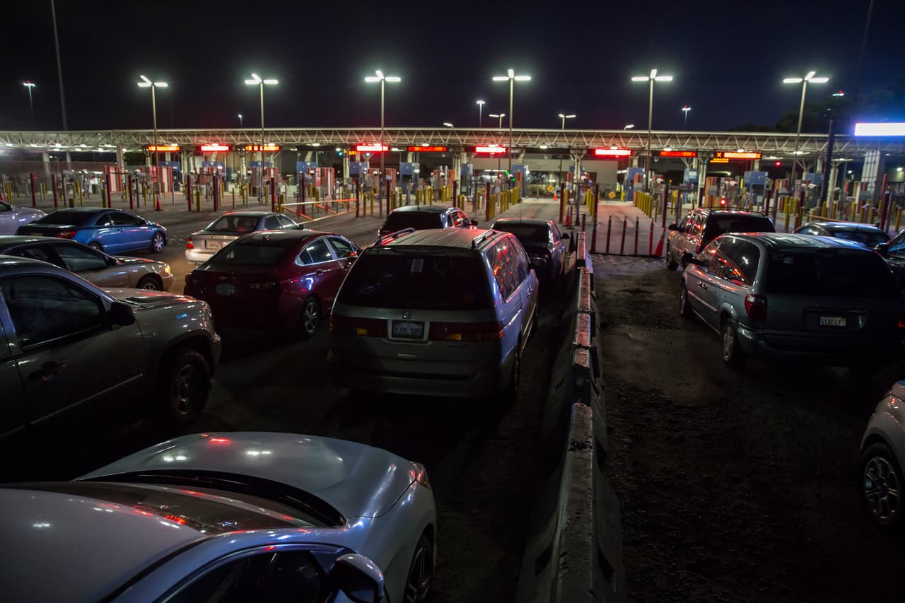 Decenas de autos estacionados frente a la aduana entre Tijuana y San Ysidro, el 19 de mayo. Las medidas del acuerdo restringen el tránsito terrestre no esencial, afectando el cruce fronterizo de aquellos que viajan con fines turísticos o recreativos.