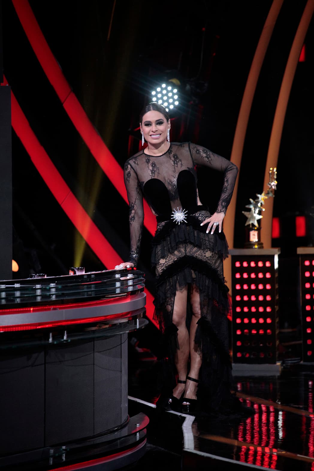 Aunque en esta gran final Galilea no usó un minivestido, la abertura delantera permitió que también luciera sus piernas.