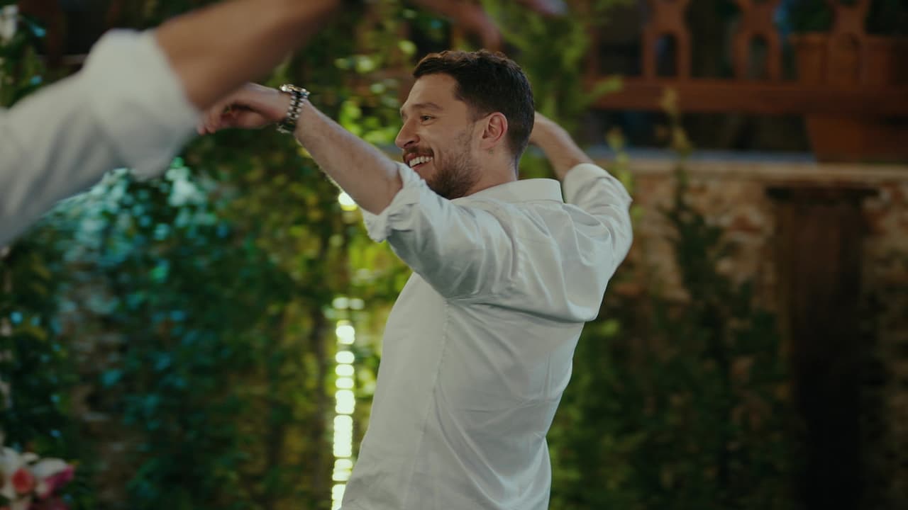 Sin saber que el destino volvería a unirlos, el joven llegó a la boda de su amigo para presenciar como Nare aparecería para revelarle a Sancar que Melek era la hija de ambos.