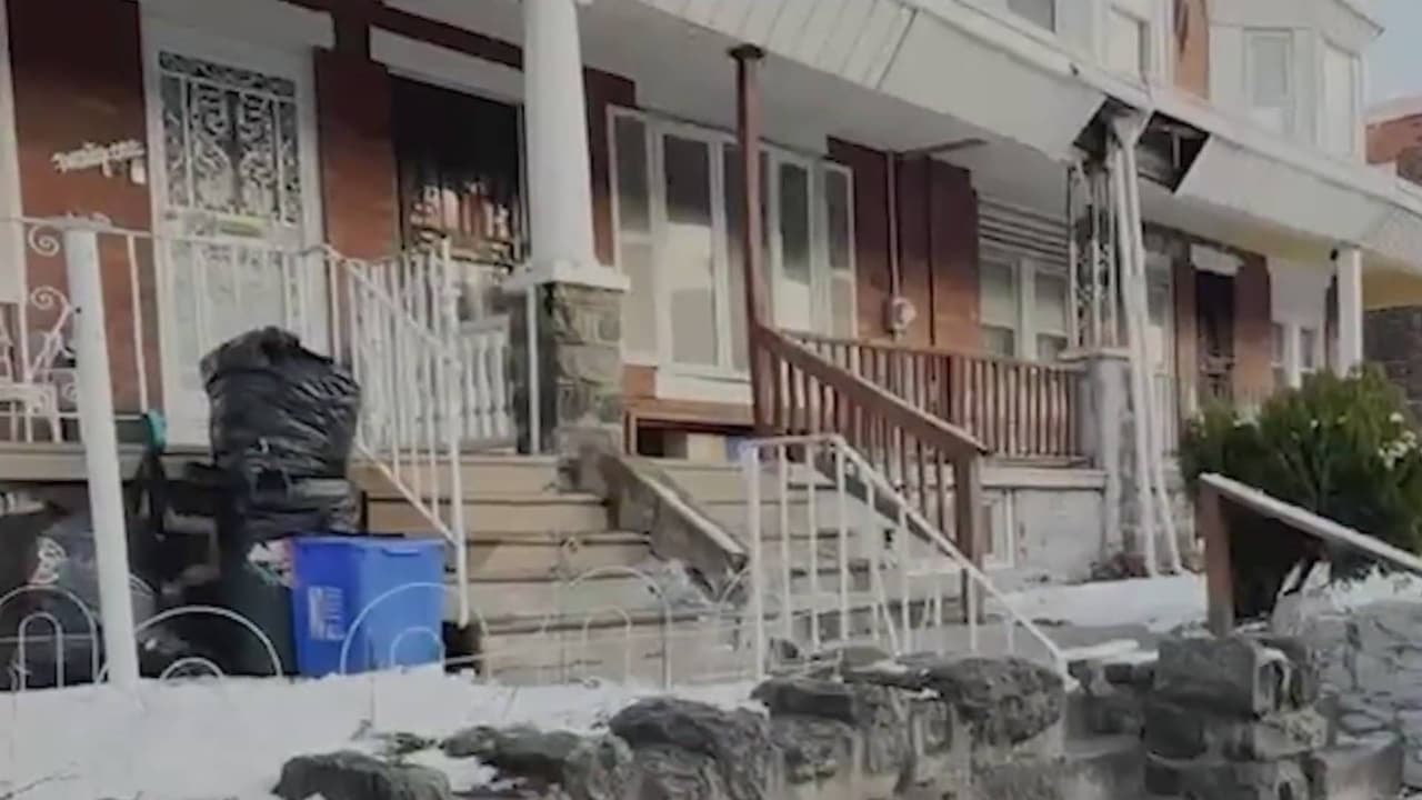 Hallan un cuerpo en estado de descomposición frente a una casa en Filadelfia
