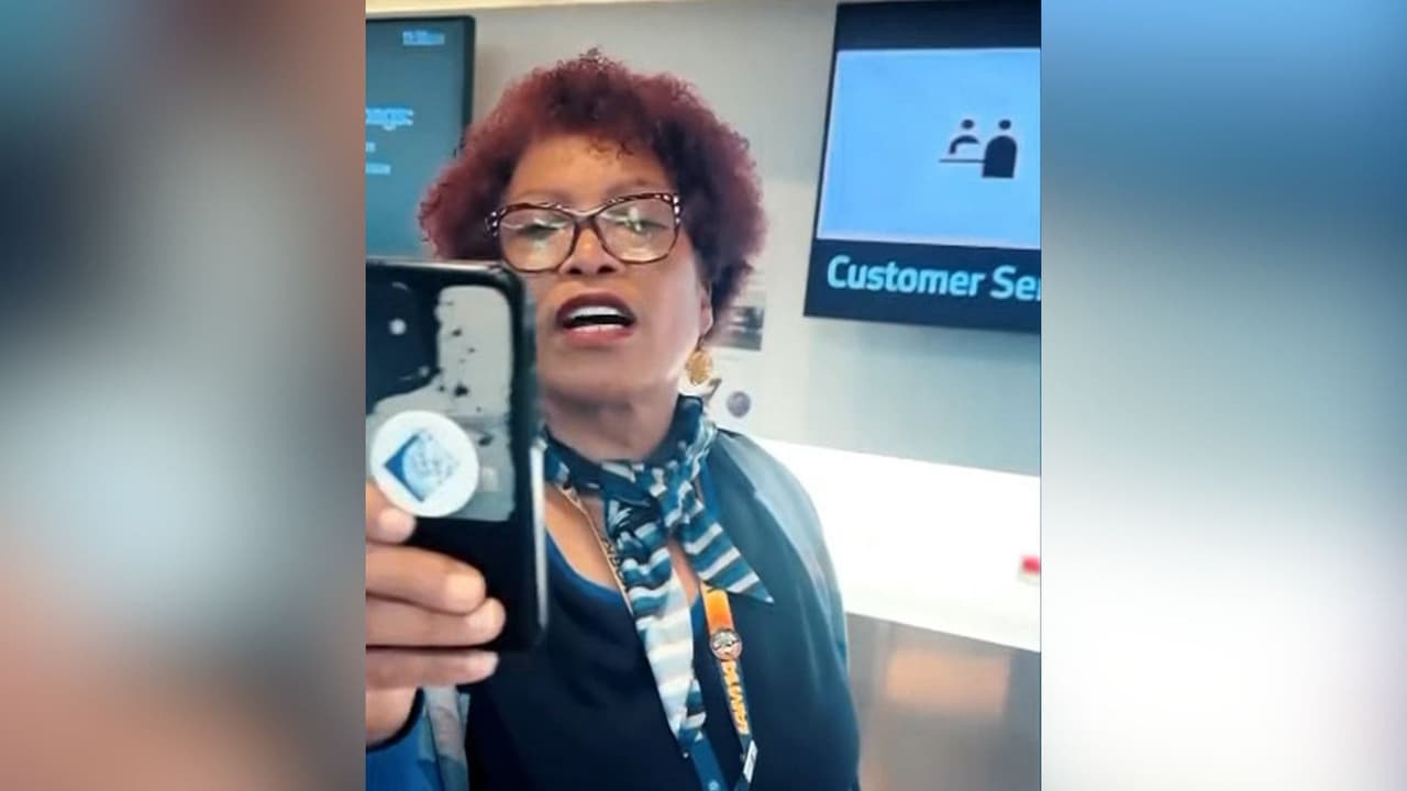 “Tal vez deberíamos llamar al ICE”: una empleada de United Airlines amenaza a una familia tras discusión por un boleto