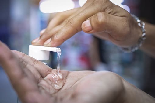 Una estación de desinfección de manos debe estar disponible al ingresar al establecimiento. 
<br>
<br>Los dueños de estos establecimiento deben garantizar que se limpie y desinfecte el área utilizada por los clientes (por ejemplo, mesas, sillas, etc.) después de la partida de cada grupo de clientes.