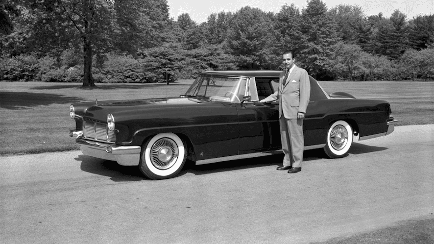 William Clay Ford con una de las primeras unidades del Continental Mk II.