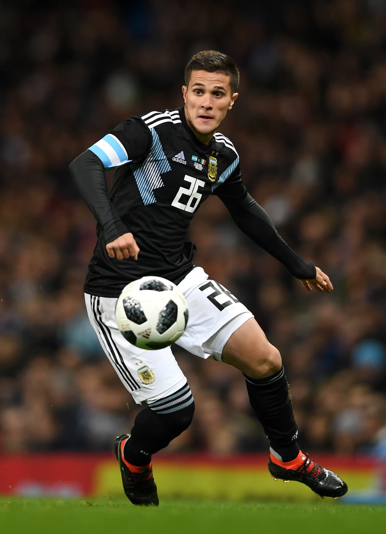 Compañero de Maxi Meza en el 'Rojo' de Avellaneda, 
<b>Fabricio Bustos juega como zaguero central y también es material de selección albiceleste.</b>