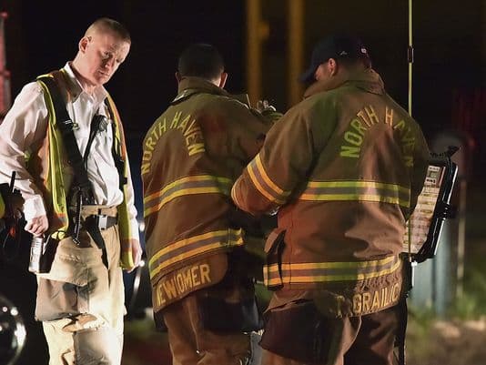 Bomberos en el lugar de la explosión en North Haven, Connecticut.