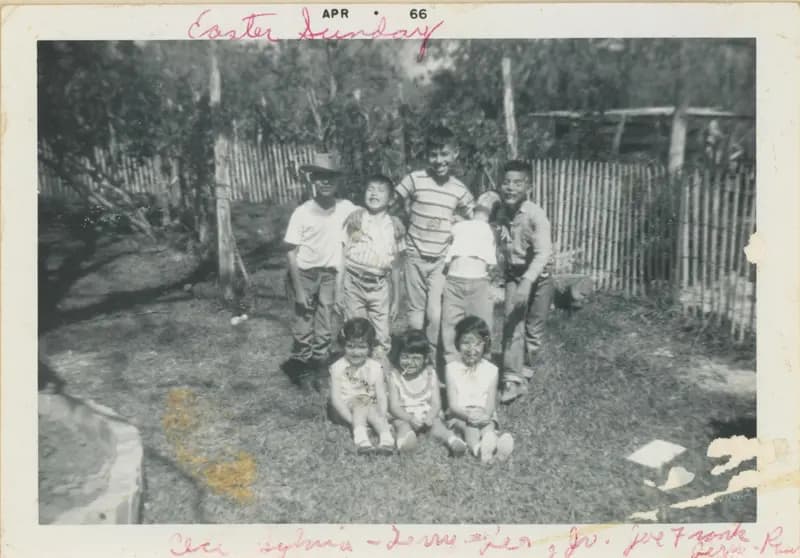 Los hermanos Martínez posan para una foto familiar durante el Domingo de Resurrección de 1966. 
<br>
