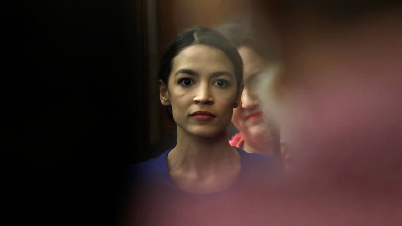 <h3 class="cms-H3-H3">Ocasio-Cortez demuestra que cualquier "tipo malo" puede ser presidente</h3>
<br>
<br>Durante un momento de aparente ligereza, la congresista Ocasio-Cortez invitó a los asistentes de una audiencia sobre ética a participar en un juego. De manera muy sencilla, la congresista demostró lo fácil (y legal) que es para los candidatos del Congreso y en especial para el presidente de Estados Unidos hacer negocios turbios. El momento, tan gracioso como impactante, no tardó en hacerse viral.