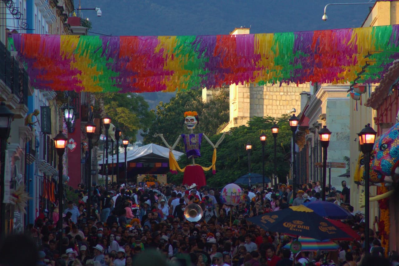 Los lugares en México que tienen las celebraciones más grandes y significativas del Día de los Muertos son Xochimilco y Mixquic, en la Ciudad de México; Janitzio, Michoacán; y la ciudad de Oaxaca, aunque la conmemoración es general, especialmente en el centro y sur del país.