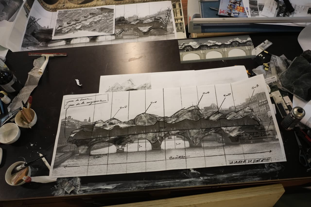 Un fotomontaje muestra el proyecto del artista francés JR, titulado Pont Neuf Cavern, en su estudio de París, Francia, el martes 17 de febrero de 2026. (Foto AP/Thibault Camus)