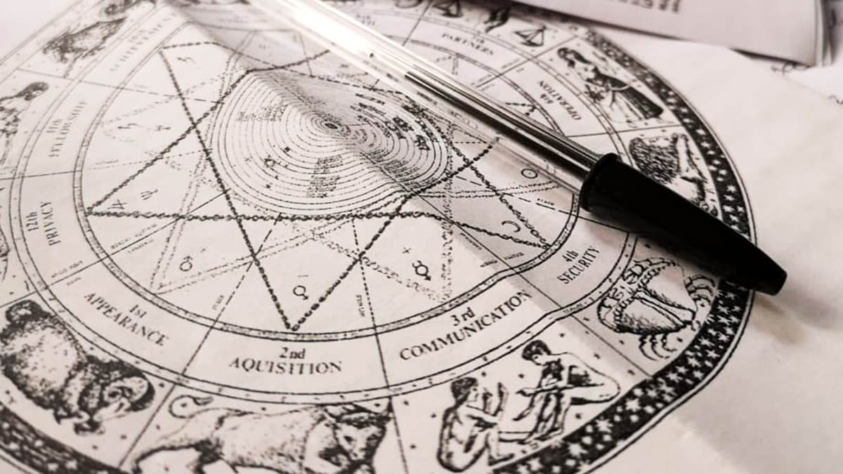 Quienes están familiarizados con el horóscopo diario leen muchas veces referencias al ascendente, y se preguntan ¿qué es realmente? ¿Será el signo de los padres? ¿El que traemos al nacer con relación a otro signo? ¿Cómo puedo saber cuál es mi ascendente? ¿Por qué mi horóscopo de Leo se parece más al de Sagitario?