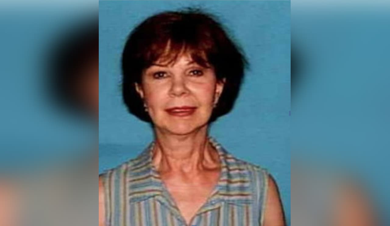 En la tarde del 9 de diciembre del 2007,
<b>Marianne Wilkinson</b>, una abuela de 78 años, estaba con su esposo cuando alguien tocó a la puerta de su residencia en North Richland Hills. Apenas contestó y abrió, fue acribillada y murió poco después, según DPS. Wilkinson dejó dos hijos, cuatro nietos y a su esposo de 46 años, con quien disfrutaba su jubilación. Solía acudir dos veces a la semana a un grupo de oración en la iglesia First Baptist de Keller y participaba en la escuela de catequismo dominical. La policía sospecha que se trató de un asesinato por contrato en el que la confundieron con el blanco del ataque.