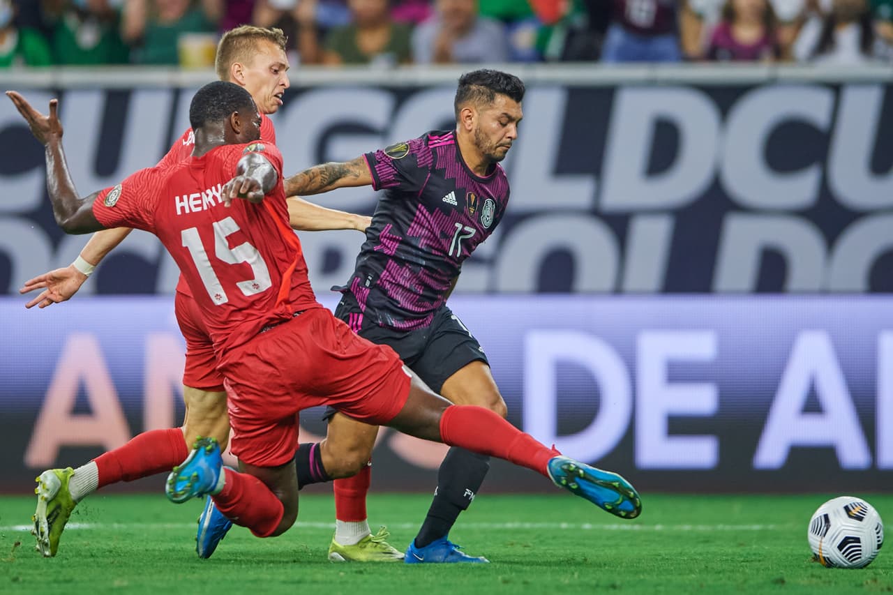 Orbelín pineda (45+2) y Héctor Herrera (90+8) se encargan de anotar en el sufrido triunfo de México 2-1 sobre a Canadá.