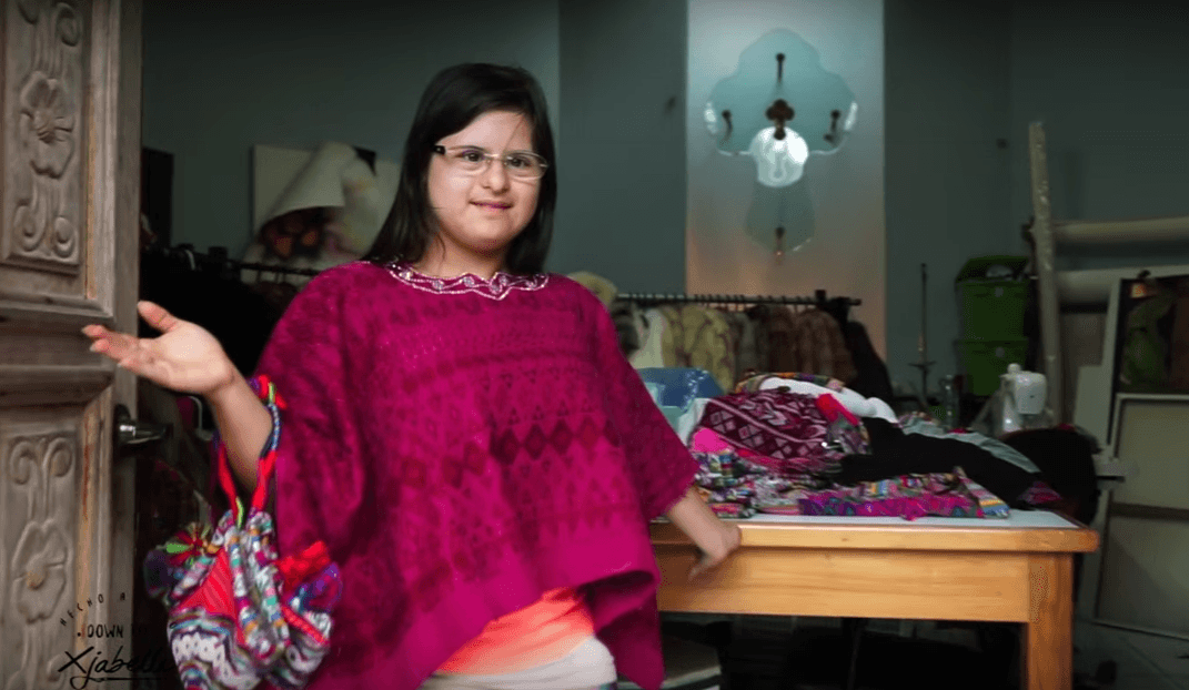 La guatemalteca Isabelle Springmühl se hizo famosa como la primera diseñadora con síndrome de Down que participó en la Semana de la Moda de Londres. Varias universidades rechazaron su petición para estudiar diseño de modas, pero la joven no abandonó sus sueños. Su marca 
<a href="http://www.downtoxjabelle.com/" target="_blank">Down to Xjabelle</a> está especialmente diseñada para el cuerpo de las mujeres con síndrome de Down.