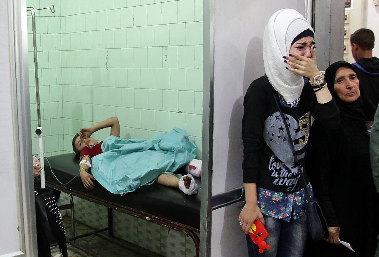 Un chico sirio recibe tratamiento en un hospital del lado controlado por el gobierno Sirio, el 13 de octubre de 2016. La televisión estatal de Siria denunció que cuatro niños murieron por fuego rebelde una escuela.