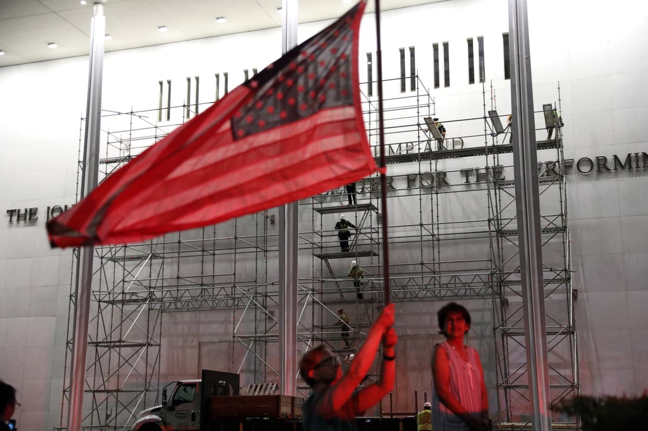 Ondea bandera de EEUU en el Centro John F. Kennedy para las Artes Escénicas en Washington.