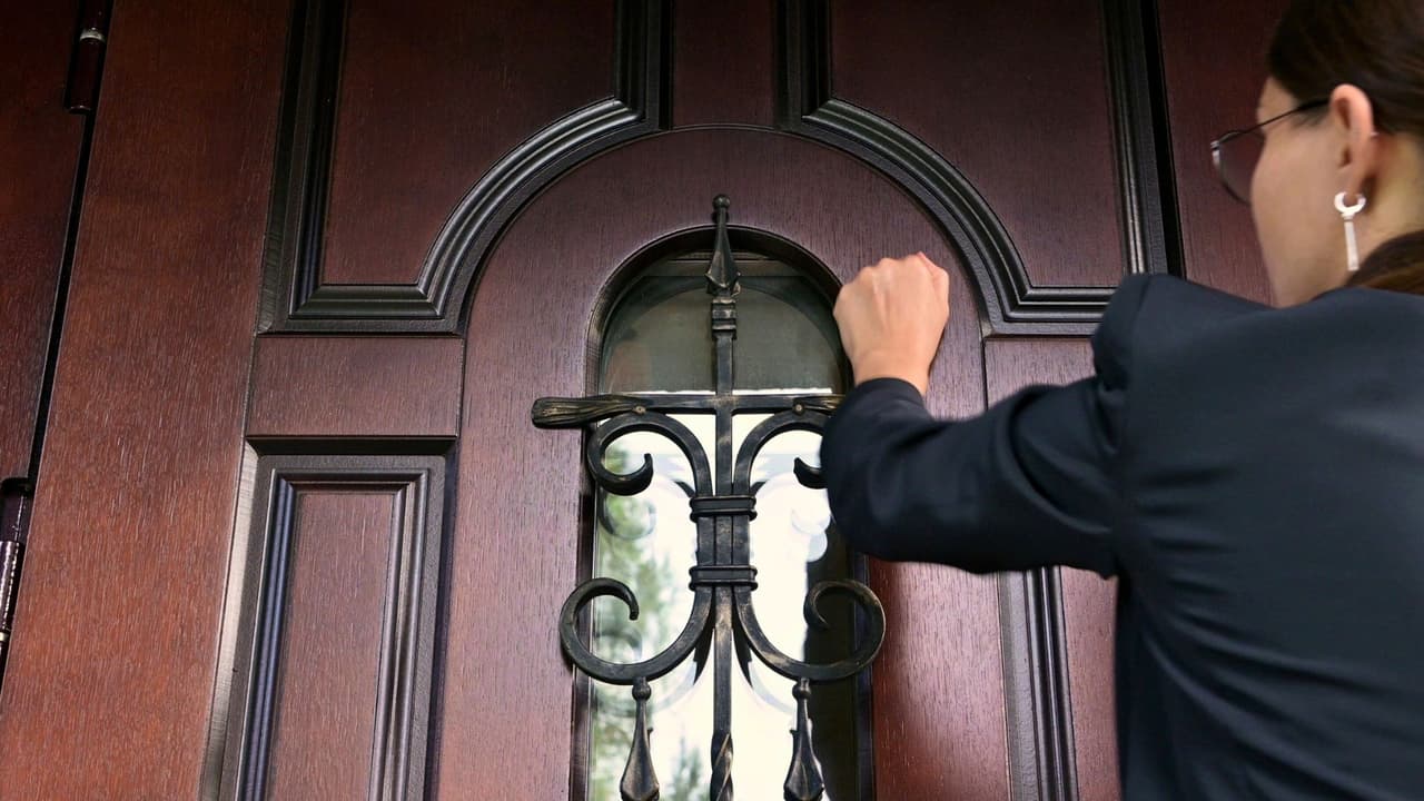 <h3 class="cms-H3-H3">Lo que deben saber los inquilinos</h3>
<br>
<b>Tienes derecho a un aviso</b>
<br>Nadie puede sacarte sin previo aviso de tres días, salvo que el contrato diga otro plazo.
<br>
<b>Ve a la audiencia</b>
<br>Si te demandan y no vas a la corte, puedes perder automáticamente. No ir es dejar el campo vacío.
<br>
<b>Apelar es posible, pero con condiciones</b>
<br>Si pierdes y quieres apelar, tienes 5 días para hacerlo. Debes depositar la renta en la corte durante ese tiempo.
<br>
<b>Si te llaman <i>“squatter”</i> sin razón</b>
<br>Si tienes contrato o pruebas de pago, muéstralas. La SB-1333 no aplica si eres inquilino real.
<br>
<b>👉 Ejemplo:</b> José, trabajador de construcción en San Antonio, se atrasó un mes en la renta tras un accidente laboral. Cuando recibió un aviso de 3 días, pensó que era una orden de desalojo inmediato. En realidad, aún tenía derecho a presentarse en corte, explicar su situación y defenderse. Conocer la ley lo ayudó a ganar tiempo para pagar.