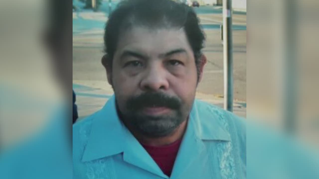 <b>Video imágenes fuertes: hispano muere atropellado y en segundos otro vehículo le pasa por encima</b>
<br>
<br>Demetrio Bravo Paz, de 62 años, murió luego de que dos vehículos lo atropellaran. Su hija quedó horrorizada al ver el video que muestra el brutal accidente. El primer vehículo huyó de la escena y el segundo se detuvo y permaneció en el lugar hasta que llegó la policía.