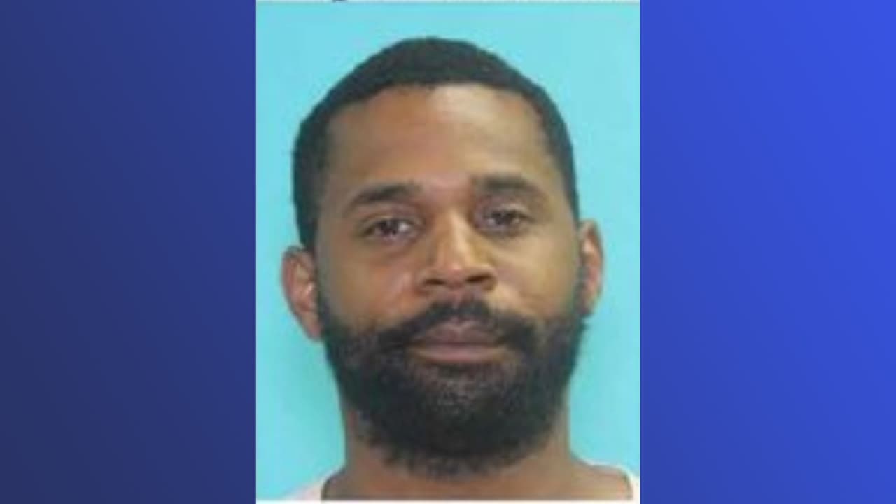 Marques Crenshaw es buscado por no enlistarse en el registro de abusadores sexuales.